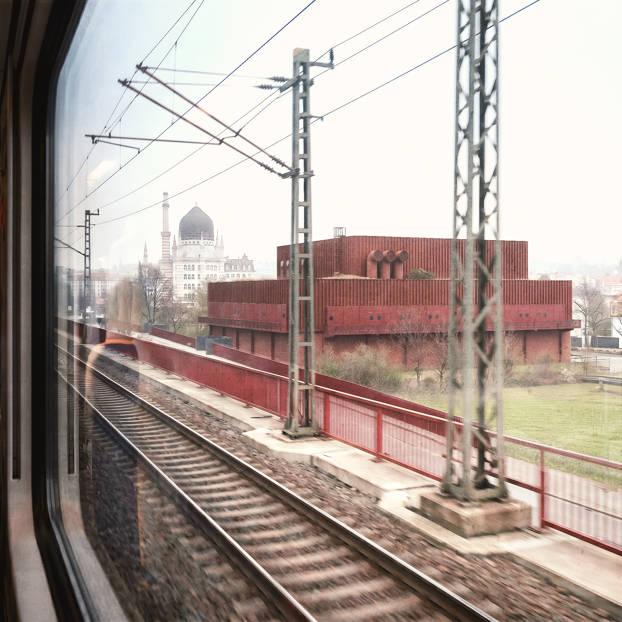 Flusswasserwärmepumpe Dresden – Das Rote Werk von der Bahnstrecke aus gesehen